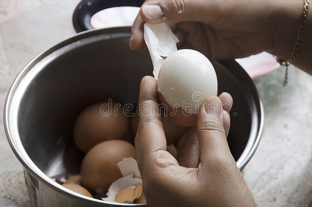 鸡蛋煮怎么煮好剥壳，怎么煮鸡蛋才好剥蛋壳（只用清水还不够）