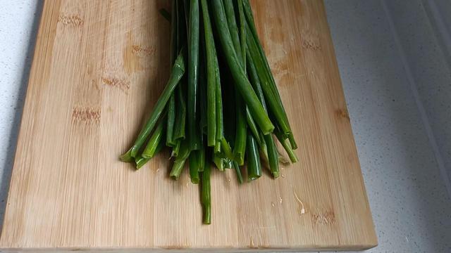 怎么做葱花鸡蛋饼，做葱花鸡蛋饼的方法和步骤（葱花鸡蛋饼的做法）