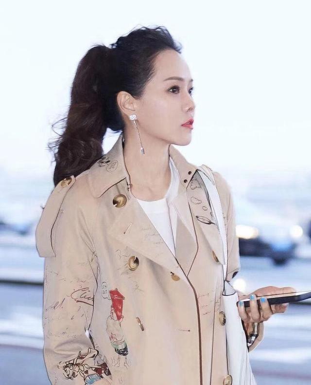 好看减龄的高马尾发型，“伊能静”真懂减龄搭配