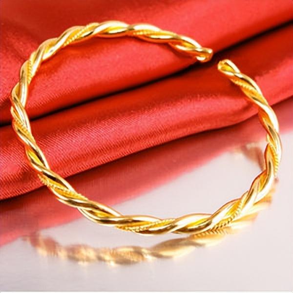 黄金手镯佩戴的讲究，黄金手镯尺寸测量方法及佩戴（黄金手镯到底该怎么买）