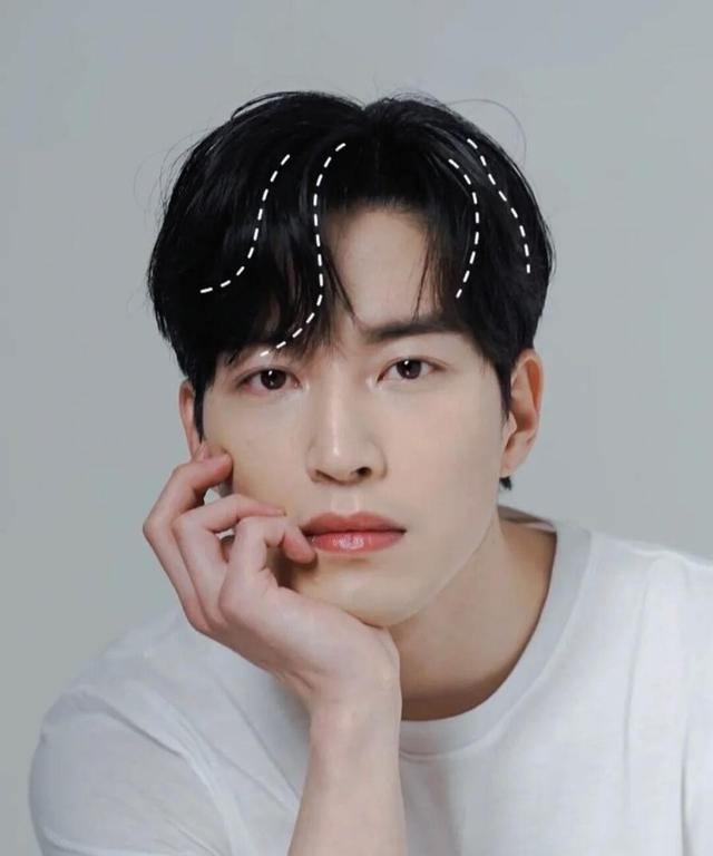 圆脸男生适合的发型，圆脸男生适合什么发型（又到了男生扎堆理发的季节）
