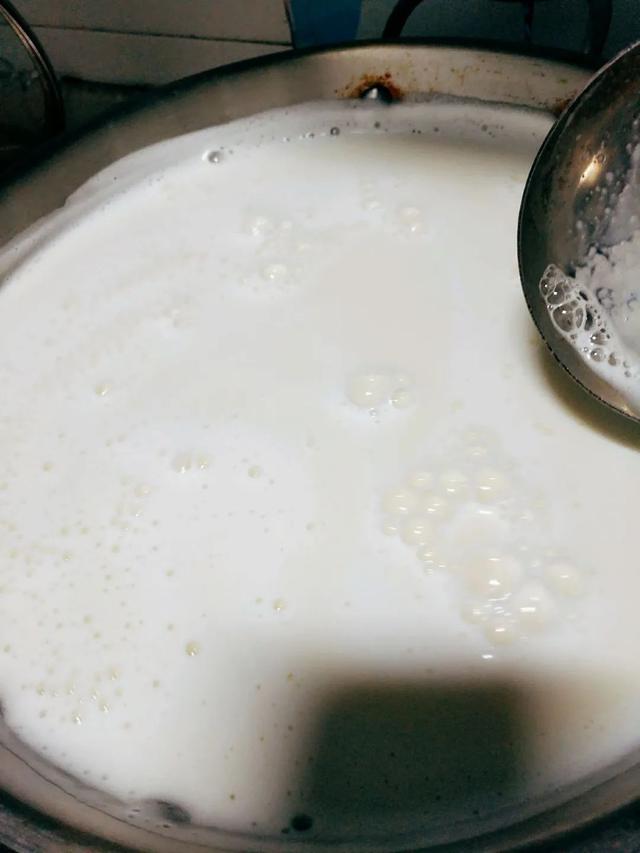 黄豆要泡多久才能做豆浆，黄豆浆的做法和配方（今晚泡豆明天就能吃上）