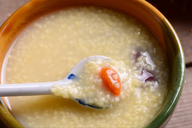 小米粥煮15分钟熟了吗，小米粥煮几分钟就熟了（别再直接加水下锅）