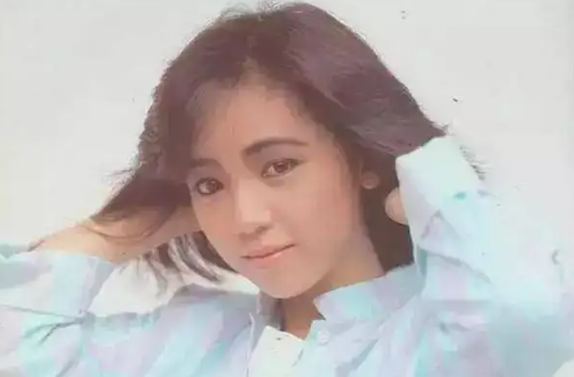 江华和邓萃雯当年事件，江华和邓萃雯当年事件发布会（曾让万梓良在马路上下跪）