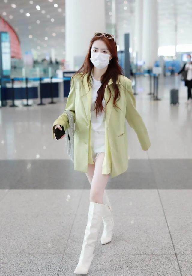 徐璐简直是基础款的搭配达人，简单大方接地气（皮质西装配牛仔裤又飒又美）