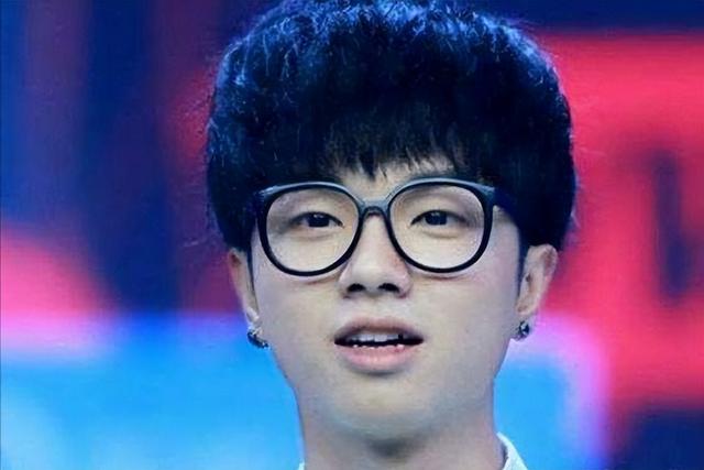 华晨宇和邓紫棋，邓紫棋对华晨宇的爱恨（华晨宇“扔下孩子不结婚”是有原因的）