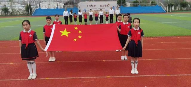 升国旗仪式流程，升国旗仪式视频（遂宁安居区第三小学开展“我爱你）