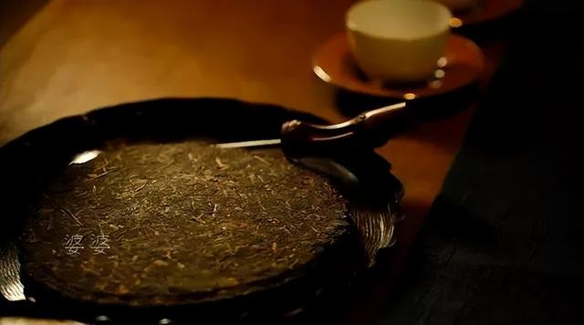 普洱茶饼如何正确撬茶，普洱茶的撬法_普洱茶饼撬茶技巧（才知道茶饼应该这样拆）