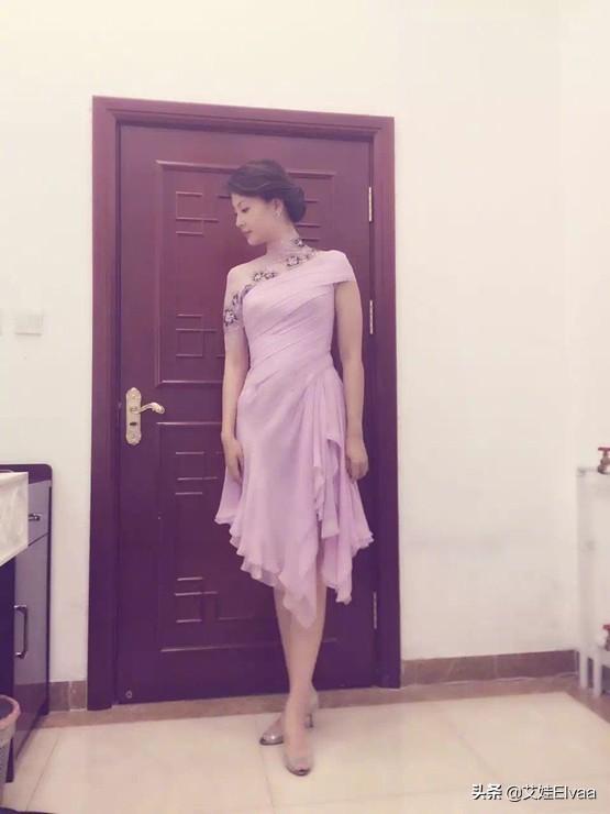 绿鞋配什么衣服，绿鞋配什么衣服男士（央视主持刘芳菲这次下真功夫了）