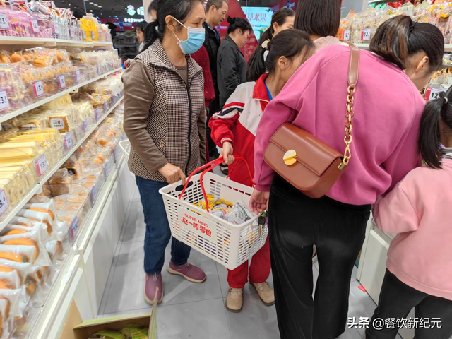 零食店的利润有多少，开零食店的利润是多少（风靡江西街头的“网红零食店”）