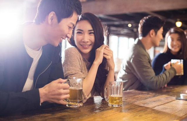 女人为什么喜欢“闷骚男”？表面正经私下坏，能激发女人的好奇心