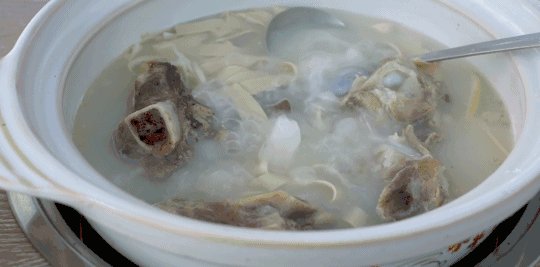 砂锅什么材质的好，金刚煲砂锅是什么材质（冬季煲汤砂锅选购指南）