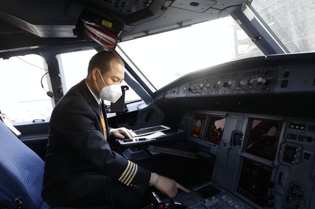 刘传健为什么不飞了，刘传健离了三次婚（九千米高空救下128人）