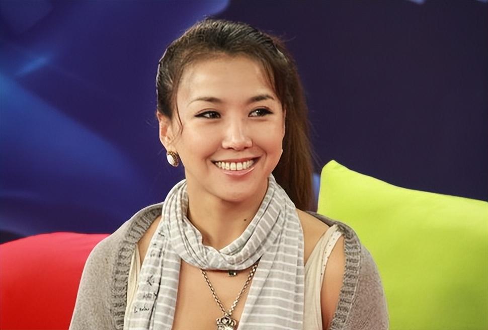 歌手王蓉:25岁爆红,31岁整容"被精神病",如今她还好吗?