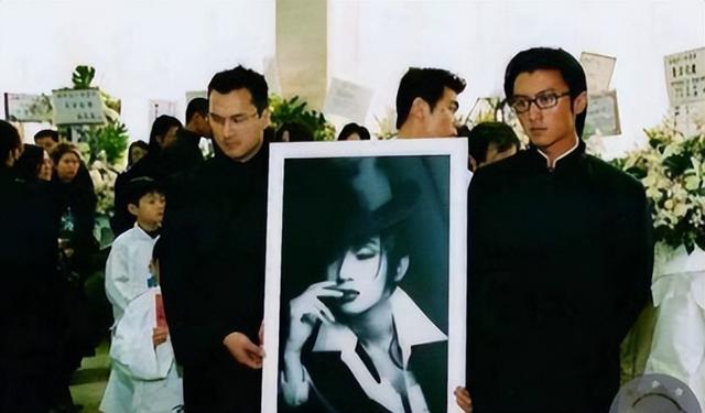 “香港的女儿”梅艳芳：葬礼上怪事连连，刘德华为何大发雷霆？