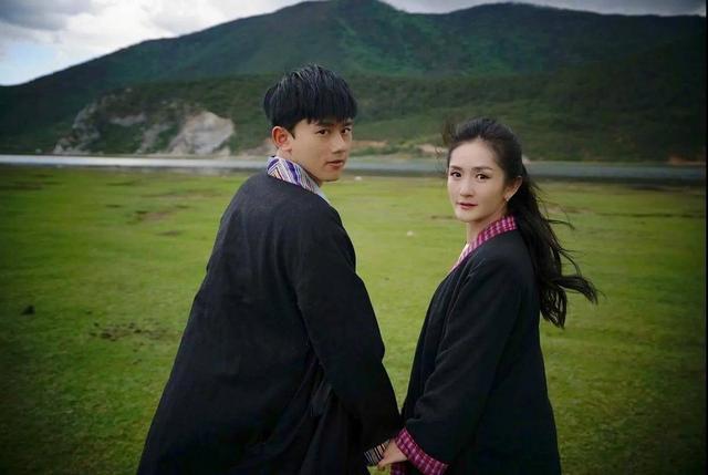 张杰谢娜婚纱照，张杰和谢娜结婚时的样子（女方皮肤松弛面容憔悴）