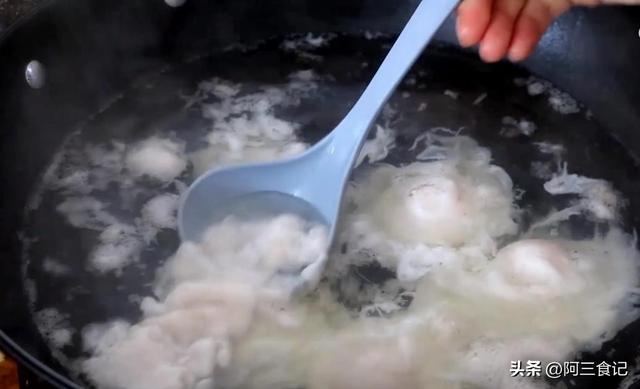 如何将水煮荷包蛋做得完整、好吃，如何将水煮荷包蛋做得完整,好吃又简单（切记不要直接下锅煮）