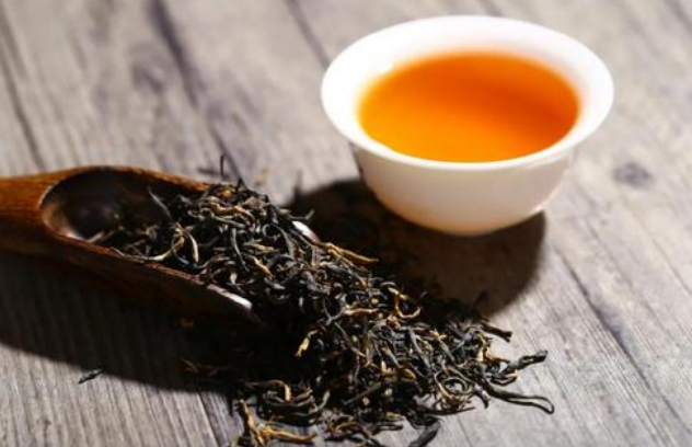 红茶金骏眉的功效与作用，湿气重的人喝红茶还是绿茶（别忘给自己“加营养”）