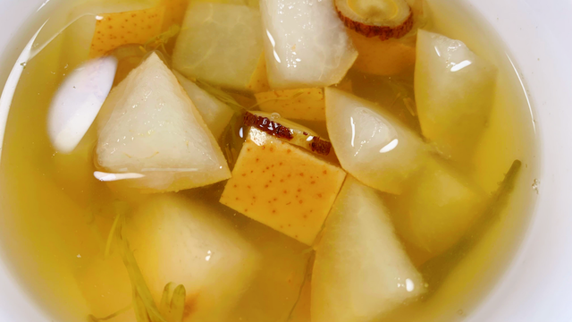 正确煮梨水的方法，煮梨的正确方法（雪梨加这2样一起煮）