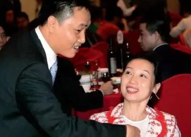 黄光裕妻子杜鹃，黄光裕老婆陈晓照片（铁娘子杜鹃有多厉害）