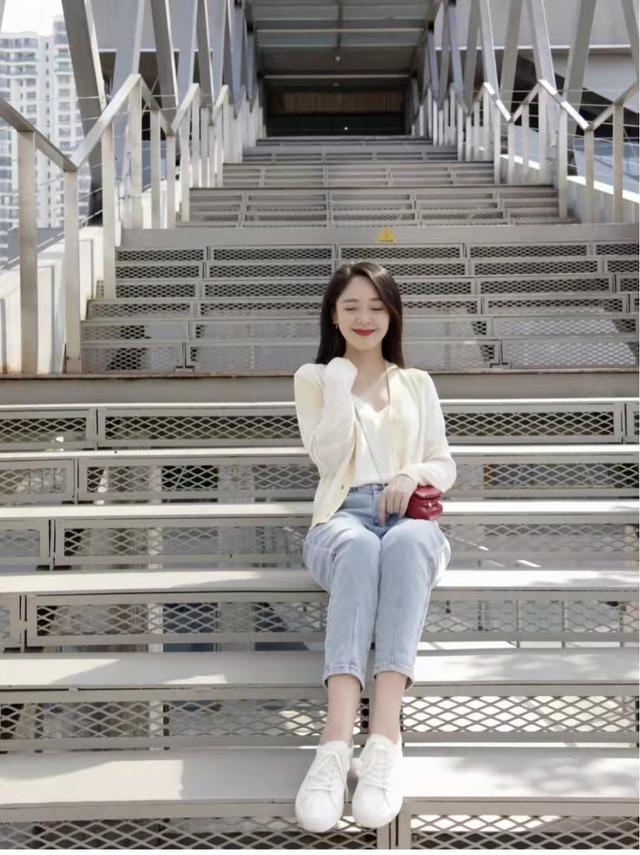 浅色牛仔裤配什么颜色的上衣，浅色牛仔裤如何搭配上衣（浅蓝色牛仔裤配什么上衣好看）