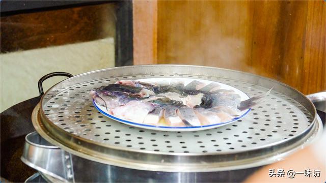 蒸鱼的做法.教你如何蒸鱼视频，蒸鱼的做法.教你如何蒸鱼（餐厅里的清蒸鱼为啥那么好吃）