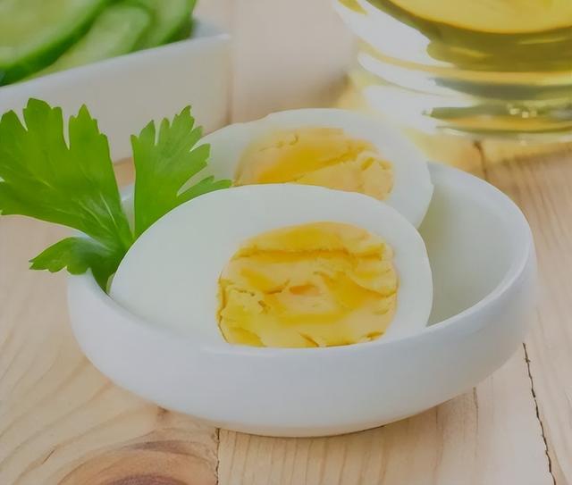 一天吃两个鸡蛋，一天吃2个鸡蛋好吗（不同人群有不同的吃法）