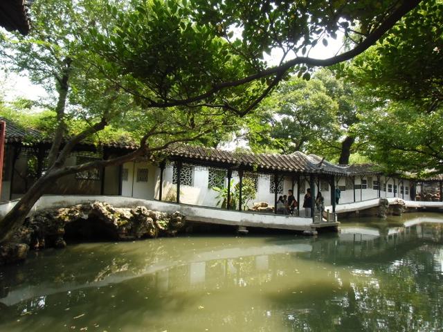 描述拙政园里的石舫，对拙政园的描写（金秋荷香——苏州拙政园<十>）