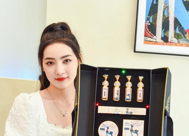圣诞节送什么礼物给女朋友，圣诞节送什么礼物给女朋友比较好（圣诞节礼物送女朋友送女友闺蜜老婆创意平安夜实用浪漫生日礼品盒）