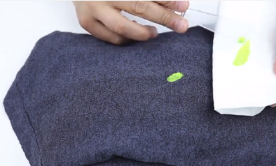 乳胶漆弄衣服上怎么清除干净，乳胶漆弄在衣服上怎样能洗干净（怎么去除衣服上的油漆污渍）