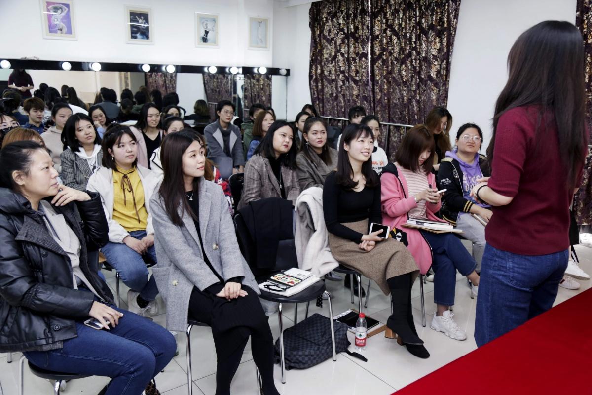 大学新生自我介绍范文（大一新生开学）