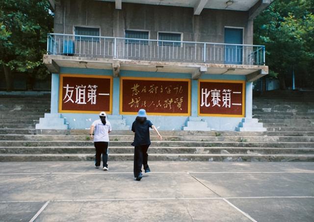 贾玲近照曝光身材，与张小斐同框“赢麻了”