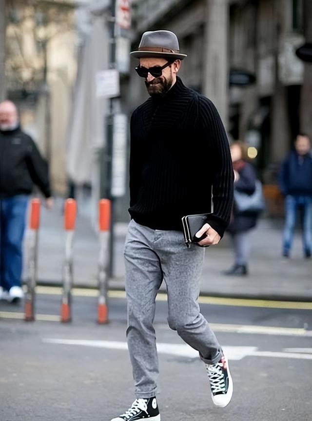 穿黑色毛衣的男人，男生牛仔裤配什么上衣好看（冬季高领毛衣才应该是男士的必备）