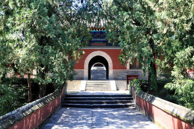北京香山公园里面都有哪些寺庙，香山公园里面的寺庙（碧云寺金刚宝座塔）