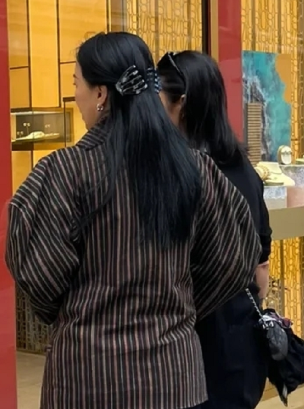 那英带女儿现身英国金店，带15岁女儿逛奢侈品店