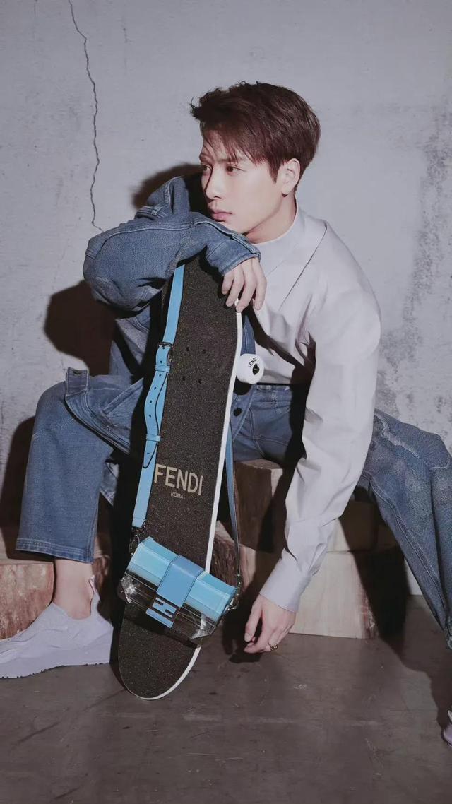 王嘉尔不明显背景图，王嘉尔封面照（王嘉尔壁纸背景图）