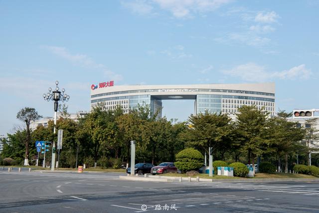 城市套路深的幽默句子，男女幽默聊天的对话（距离市中心超过40公里）