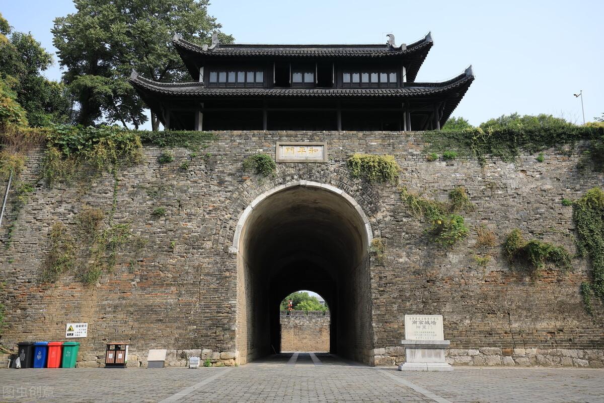 位于南京市玄武区龙蟠路2号,神策门是南京明城墙保存最为完整的一座