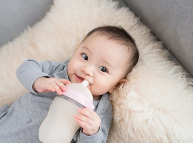 母乳不够吃怎么和奶粉混合喂养，母乳不够吃怎样正确混合喂养（如何与奶粉一起混合喂养）