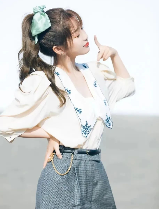 刘海怎么扎上去好看，齐刘海怎么扎头发好看（头发少的女人这样扎头发）