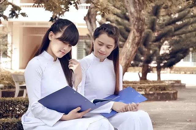 文理分科如何选择，女生高一文理分科如何选择（“理科生跟文科生”哪个发展好）