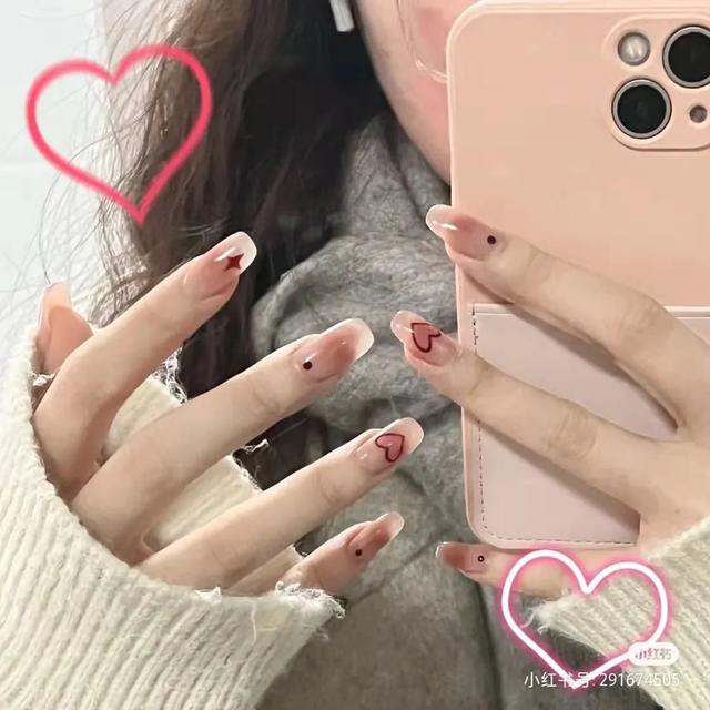 指甲油裸色和透明色有什么区别，护甲油和透明色的指甲油一样吗（显白好看，春夏必做）