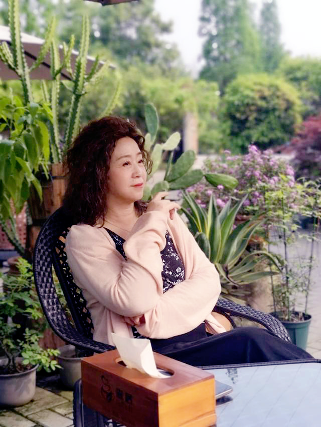 张国立的婚姻史，张国立与罗秀春离婚34年