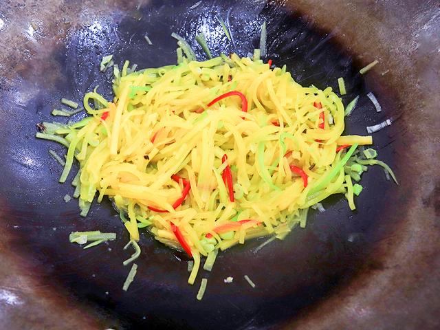 生凉瓜的功效与作用，生凉瓜的功效与作用是什么（夏天多吃“凉瓜”）