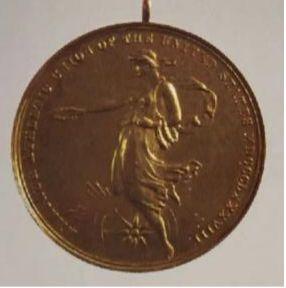 游泳运动员为什么戴两层泳帽，游泳运动员为什么带两个泳帽（市运会男子100米蛙泳15-17岁组纪录是多少时间）