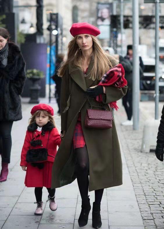 红色贝雷帽搭配什么衣服好看，红色贝雷帽搭配什么衣服好看男（试试“大衣+贝雷帽”）