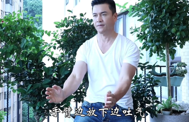 吕良伟国外旅游太潇洒！一件短袖上万元，戴大金表打扮好阔气