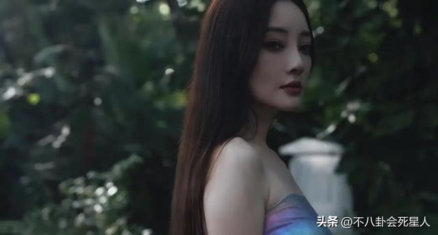 40岁李小璐穿露腰装现身寺庙，离婚3年身材越来越火辣