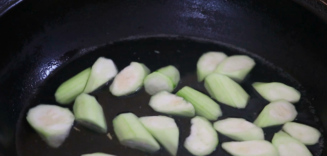 炒丝瓜怎么做，怎样做丝瓜炒蛋好吃（饭店炒丝瓜为啥翠绿好吃）