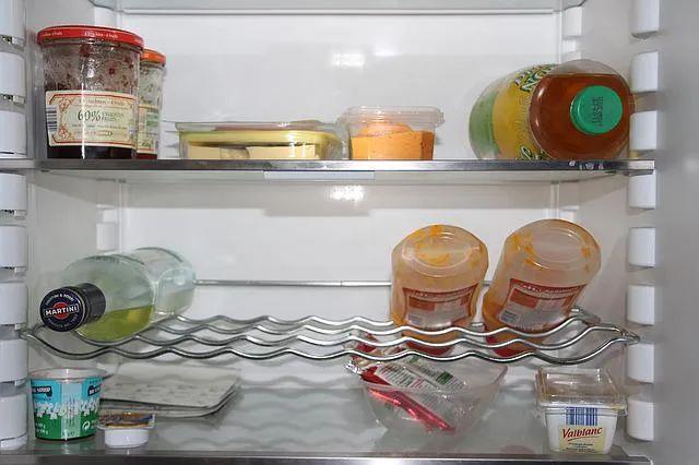 冰箱结厚厚的冰是怎么回事，冰箱结厚冰是怎么回事（是因为菜囤得不够满吗）